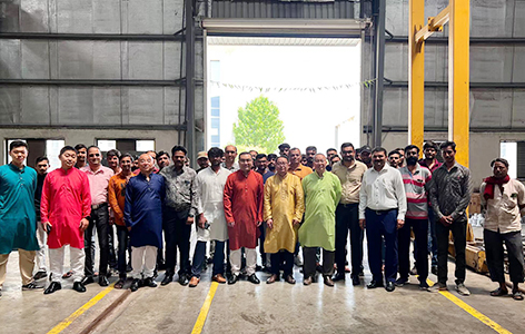 身穿印度傳統服飾Kurta的中方與印方員工合影